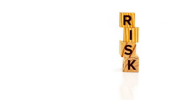 close up Rizikové slovo na vícebarevných dřevěných blocích - Fotografie, Obrázek