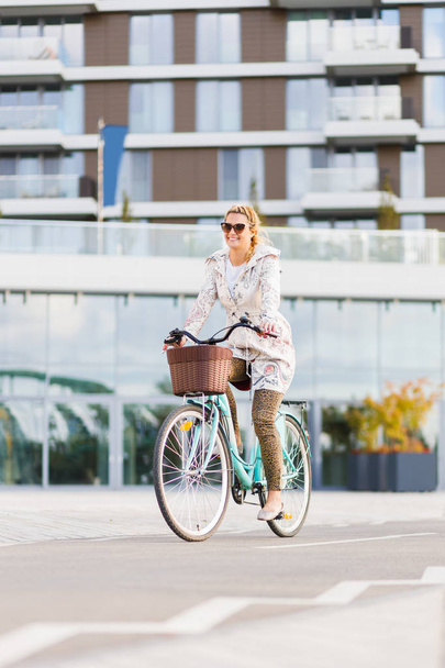 Giovane donna felice in bicicletta in città
 - Foto, immagini
