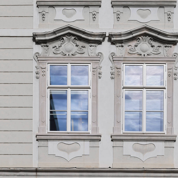 Janela de um edifício antigo. Praga velha, 2019
. - Foto, Imagem