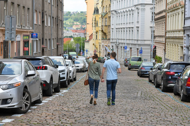PRAGA, REPÚBLICA CHECA 29 de septiembre de 2016: turistas caminando por las calles de la antigua Praga - Foto, imagen