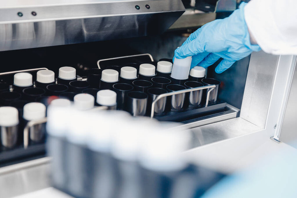 Медицинские работники помещают образцы в банк спермы для хранения и анализа. Клонирование концепции
 - Фото, изображение