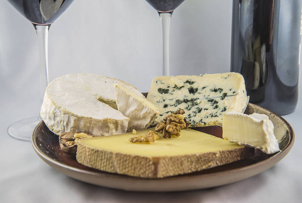 Тарелка с французскими сырами и красным вином
 - Фото, изображение