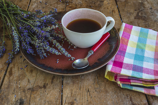 Vintage kuppi kahvia ja kimppu laventeli kukkia vanha puinen tausta
 - Valokuva, kuva