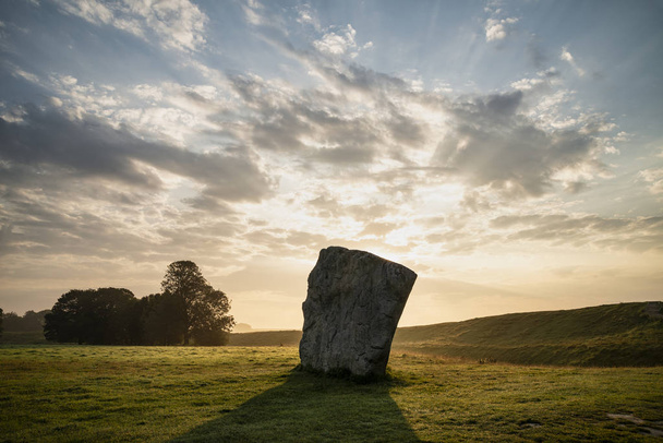 新石器時代の立つ石iの見事な夏の日の出の風景 - 写真・画像