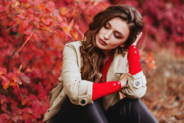 Fashion woman on a background of autumn leaves - Foto, imagen
