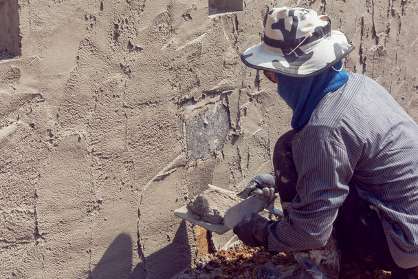 Bouwvakkers pleisterwerk bouwmuur met cement plast - Foto, afbeelding
