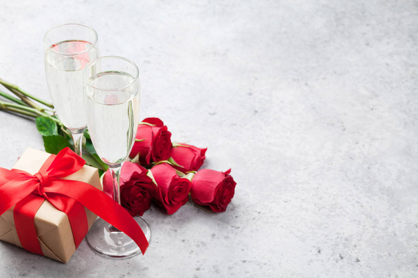 Открытка на день Святого Валентина с шампанским - Фото, изображение