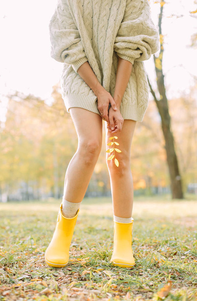 φθινόπωρο κίτρινο φύλλο πτώση εννοιολογικό πάρκο κορίτσι - Φωτογραφία, εικόνα
