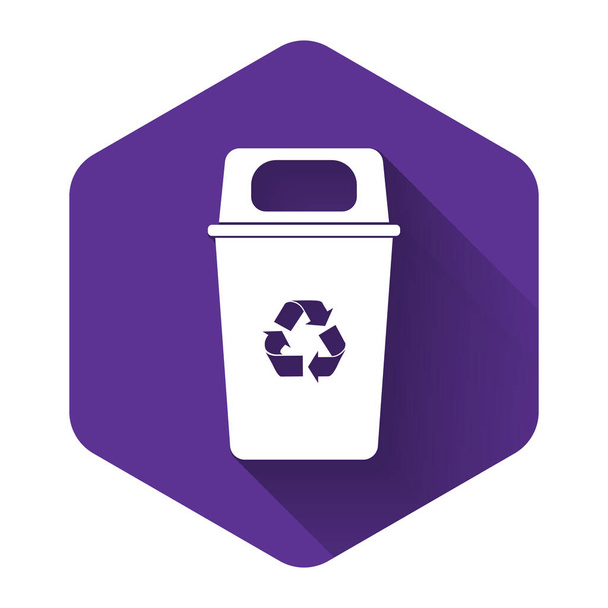 Cubo de reciclaje blanco con icono de símbolo de reciclaje aislado con sombra larga. Icono de bote de basura. Cartel de basura. Reciclar signo de cesta. Botón hexágono púrpura. Ilustración vectorial
 - Vector, Imagen