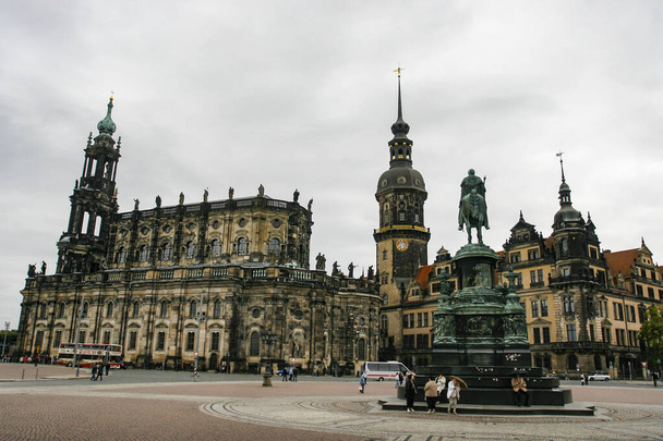 Drážďanská katedrála Nejsvětější Trojice Hofkirche a Drážďanský hrad Hausmannsturm na Theaterplatz v Drážďanech, Německo.  - Fotografie, Obrázek
