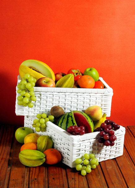 Cestas con frutas variadas - Foto, imagen