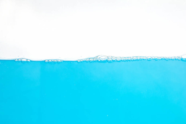 Salpicadura de superficie de agua y burbujas. sobre fondo blanco
. - Foto, Imagen