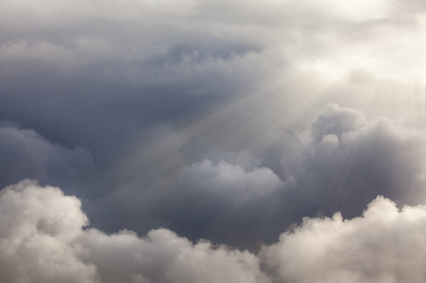 Dramatická bouřková obloha se slunečními paprsky - Fotografie, Obrázek