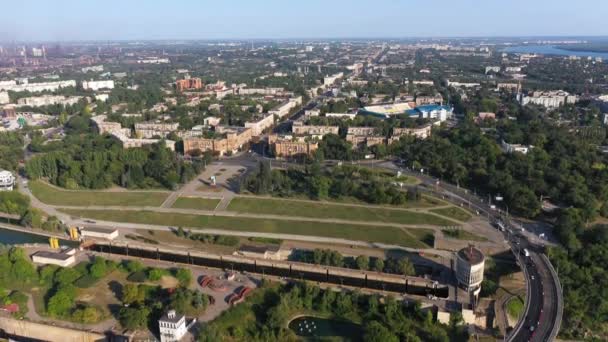 ウクライナの工業都市の都市交通の空中ビュー。上から下へのカメラの動き. - 映像、動画
