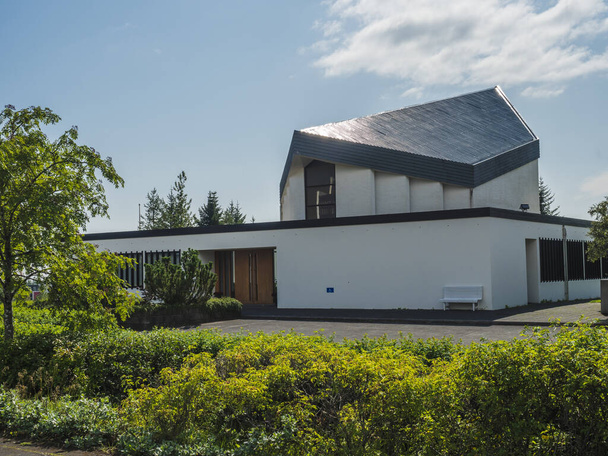 Island, Hveragerdi, 5. srpna 2019: Pohled na moderní architekturu budovy Hveragerdiskirkja, kostel v Hveragerdi, Island, Evropa. Letní slunečný den - Fotografie, Obrázek