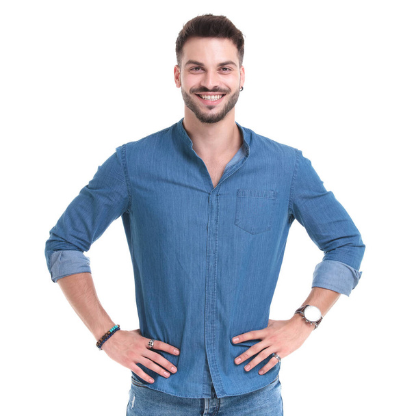 Cheerful casual man holding both hands on his waist - Фото, зображення
