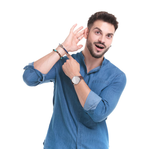 Divertido hombre casual señalando sus pulseras
  - Foto, imagen