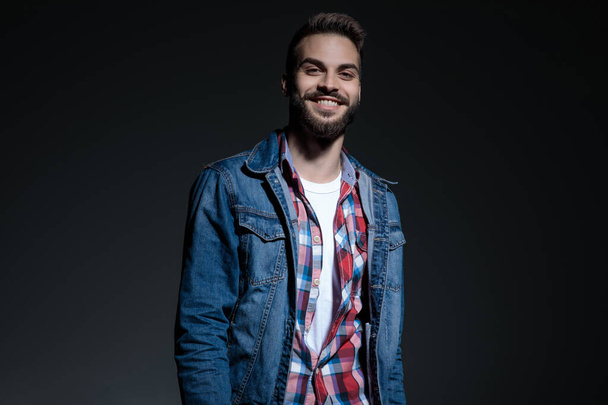 Θετική casual άνθρωπος γέλιο φορώντας τζιν σακάκι  - Φωτογραφία, εικόνα