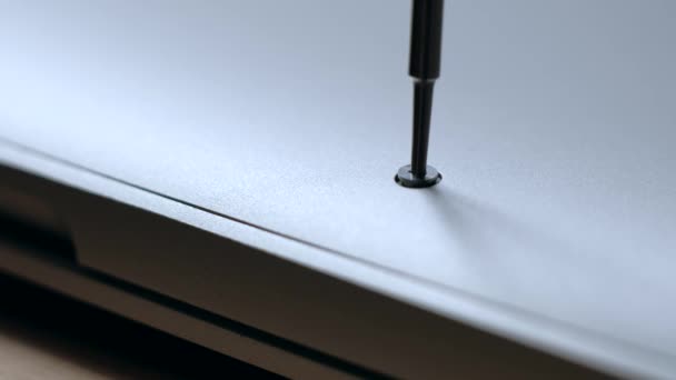 Meister schraubt kleine Schraube mit magnetischem Schraubendreher Werkzeug von kaputtem Laptop ab. - Filmmaterial, Video