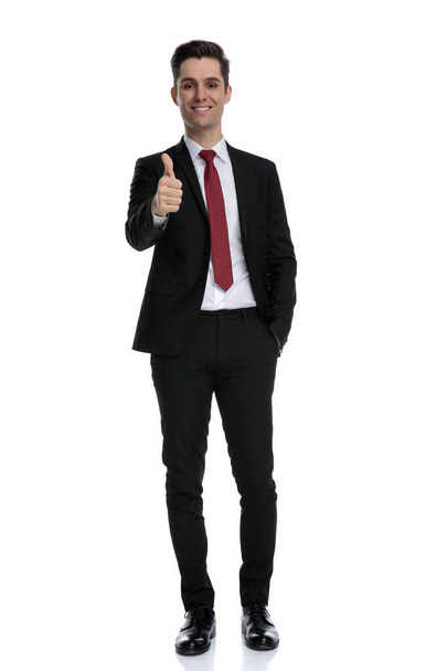 Vrolijke zakenman en het opgeven van een duim omhoog - Foto, afbeelding