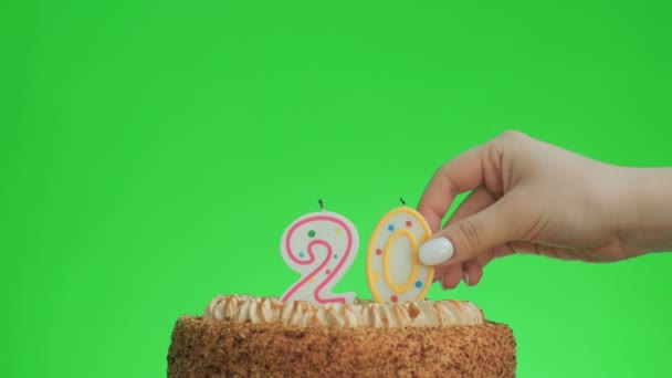 Dát číslo dvacet narozeninové svíčky na lahodný dort, zelená obrazovka 20 - Záběry, video