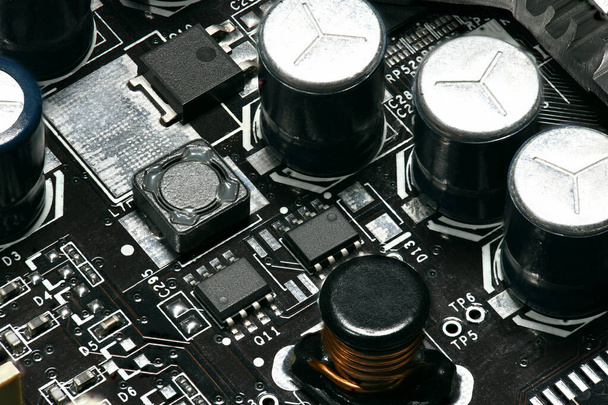 painettu piirilevy ja mikrosiru tai cpu lähikuva - digitaalisten laitteiden elektroninen komponentti, konsepti sähköisten tietokonepiirien kehittämiseksi
 - Valokuva, kuva