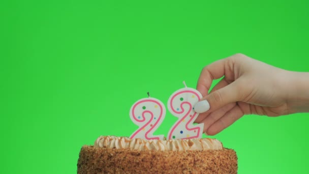 Poner un número veintidós vela de cumpleaños en un delicioso pastel, pantalla verde 22
 - Metraje, vídeo