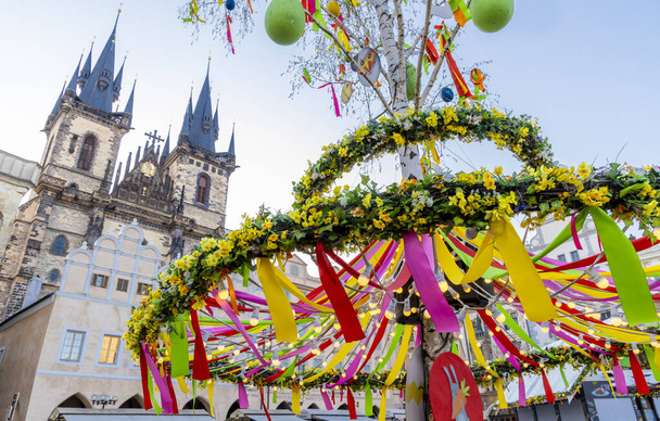 Decoración de Pascua en la plaza del casco antiguo, Praga, República Checa - Foto, imagen