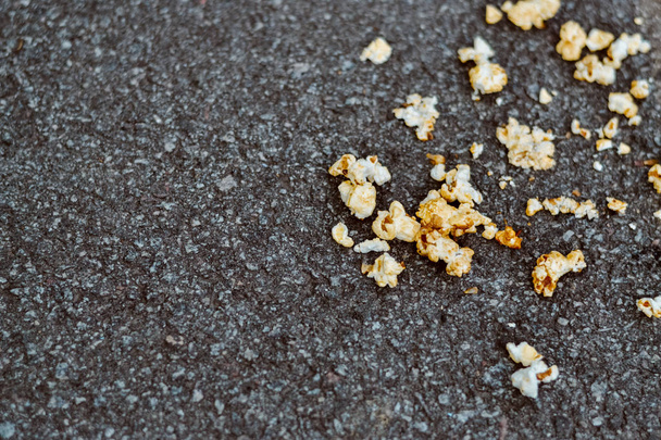 popcorn sparsi su asfalto grigio
 - Foto, immagini