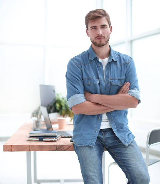 confident young business man standing in office - Foto, Bild