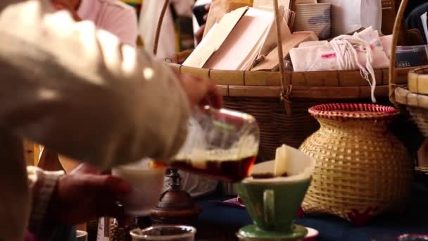 Katumyyjä valmistaa tuoretta kahvia. katuruokaa Chiang Mai Thaimaassa
. - Materiaali, video