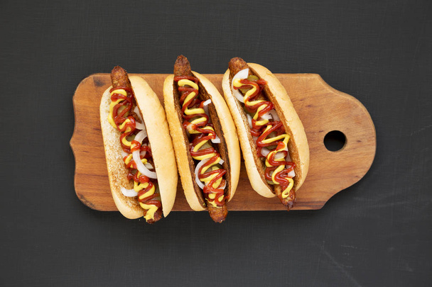 Hot dogs maison avec saucisse de poulet, ketchup et moutarde sur un
 - Photo, image