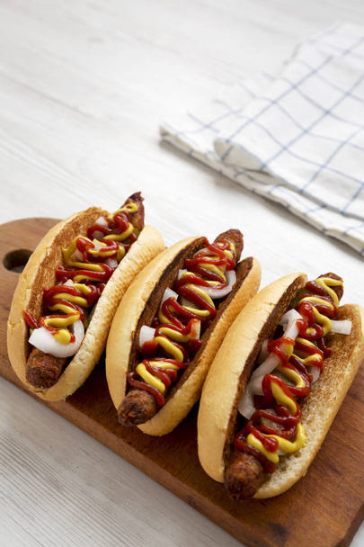 Cachorros-quentes caseiros com salsicha de frango, ketchup e mostarda em um
 - Foto, Imagem