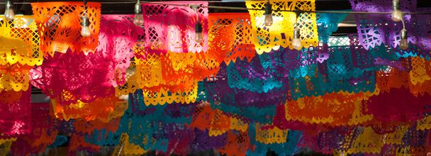 Coloridas decoraciones de banderines mexicanos (papel picado)
 - Foto, Imagen
