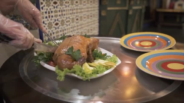 O pato saboroso em uma folha metálica corta-se por uma governanta em uma mesa em uma cozinha
 - Filmagem, Vídeo