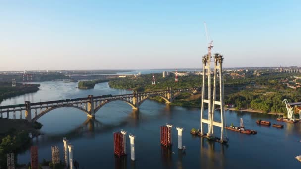 水力発電所の背景に不完全な自動車橋とアーチ橋。カメラを被写体から戻して. - 映像、動画