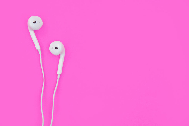 Białe słuchawki na różowym tle z miejscem do kopiowania i wycinania  - Zdjęcie, obraz