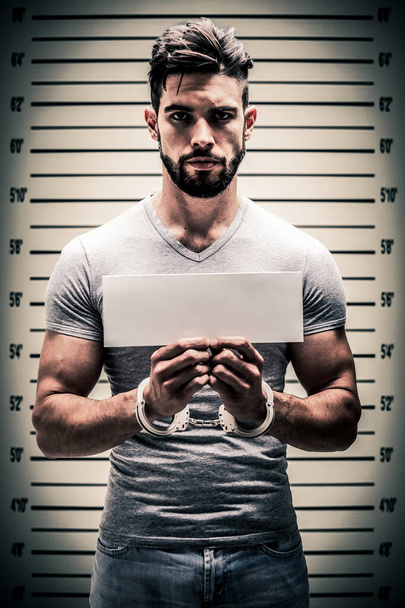 Una foto de un prisionero con una tarjeta de información en blanco
  - Foto, imagen
