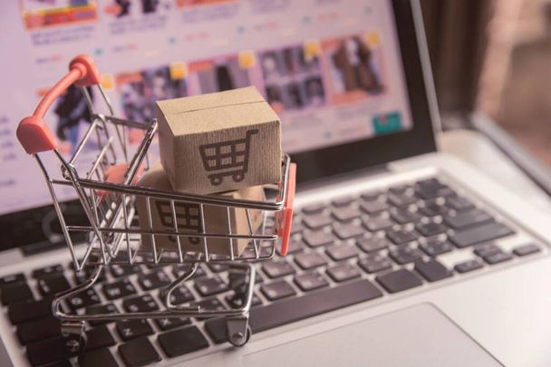 Çevrimiçi alışveriş kavramı - Paket veya karton kutu ve alışveriş - Fotoğraf, Görsel