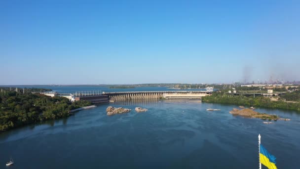 Zaporozhye工業都市の水力発電ダムの空中ビュー。上から下へのカメラの動き. - 映像、動画