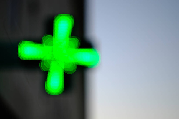 Croix verte pharmacie floue sur fond clair et sombre
 - Photo, image