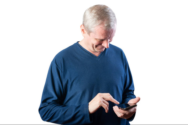 Un anciano con un smartphone. Aislado sobre un fondo blanco
. - Foto, Imagen