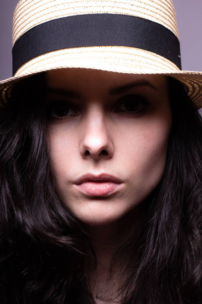beautiful girl in the hat portrait studio - Foto, afbeelding