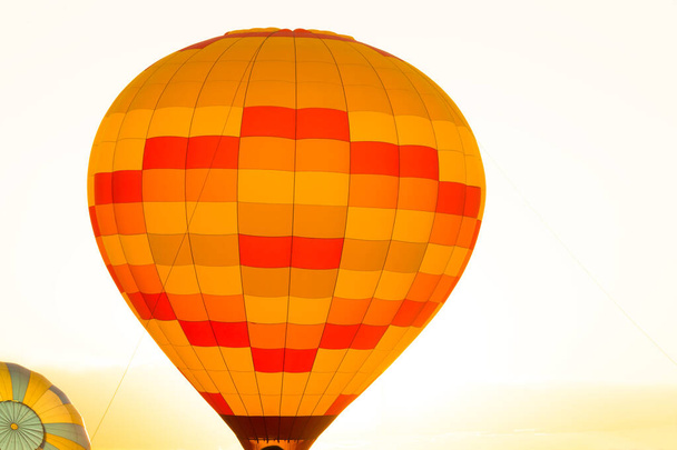 Časné ráno Inflace a vzestup horkovzdušného balónu - Fotografie, Obrázek