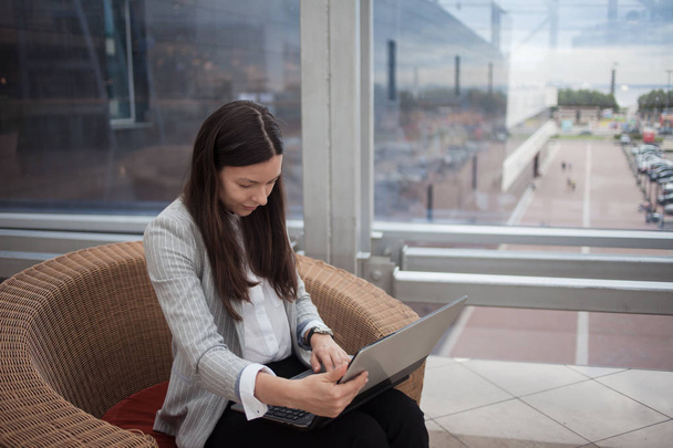 Work in an it startup. Young woman in business casual clothes - Foto, imagen