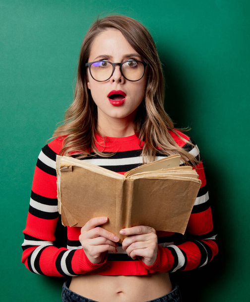 Mujer en jersey a rayas y gafas con libro
 - Foto, Imagen