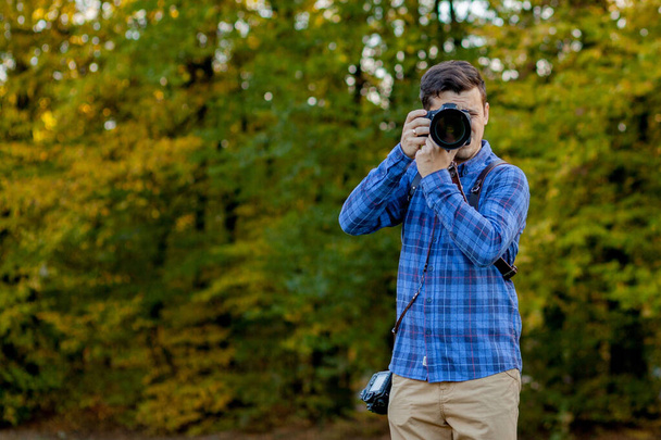 Profifotograf in Aktion mit zwei Kameras an Schultergurten - Foto, Bild