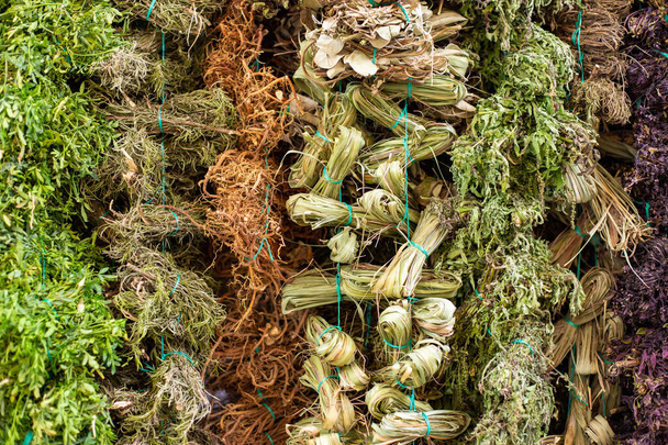 груды лекарственных растений на рынке Колумбии
 - Фото, изображение