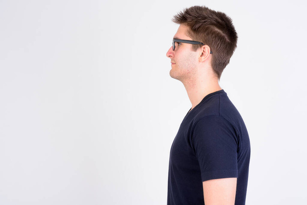 Profil pohled pohledný mladík s brýlemi - Fotografie, Obrázek