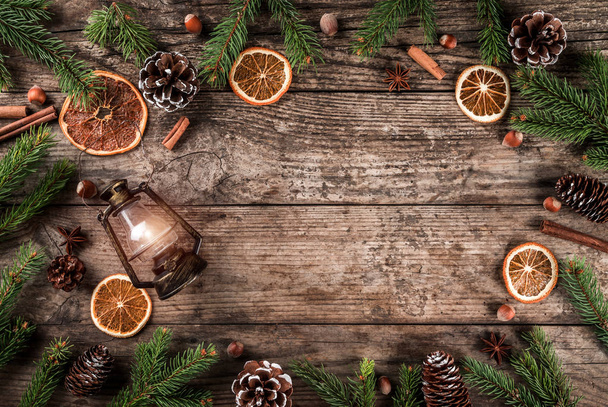 Fond en bois de Noël avec branches de sapin, lampe, cônes de pin, décoration dorée. Thème Noël et Nouvel An. Couché plat, vue du dessus
 - Photo, image